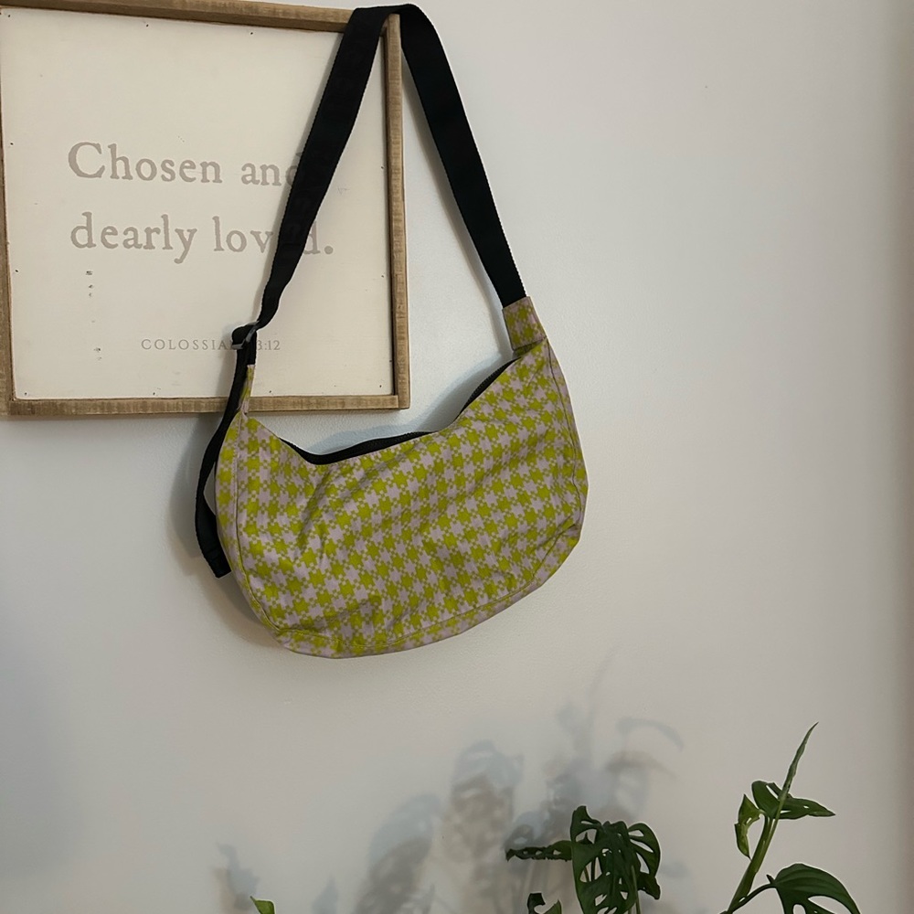 NWOT BAGGU MEDIUM NYLON CRESCENT BAG